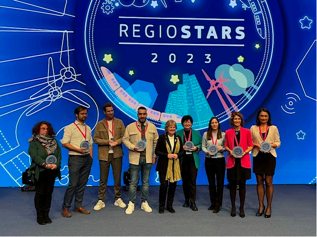La commissaria europea Elisa Ferreira consegna i premi ai progetti vincitori di Regiostars 2023. (Foto: LPA/Twitter/Elisa Ferreira)